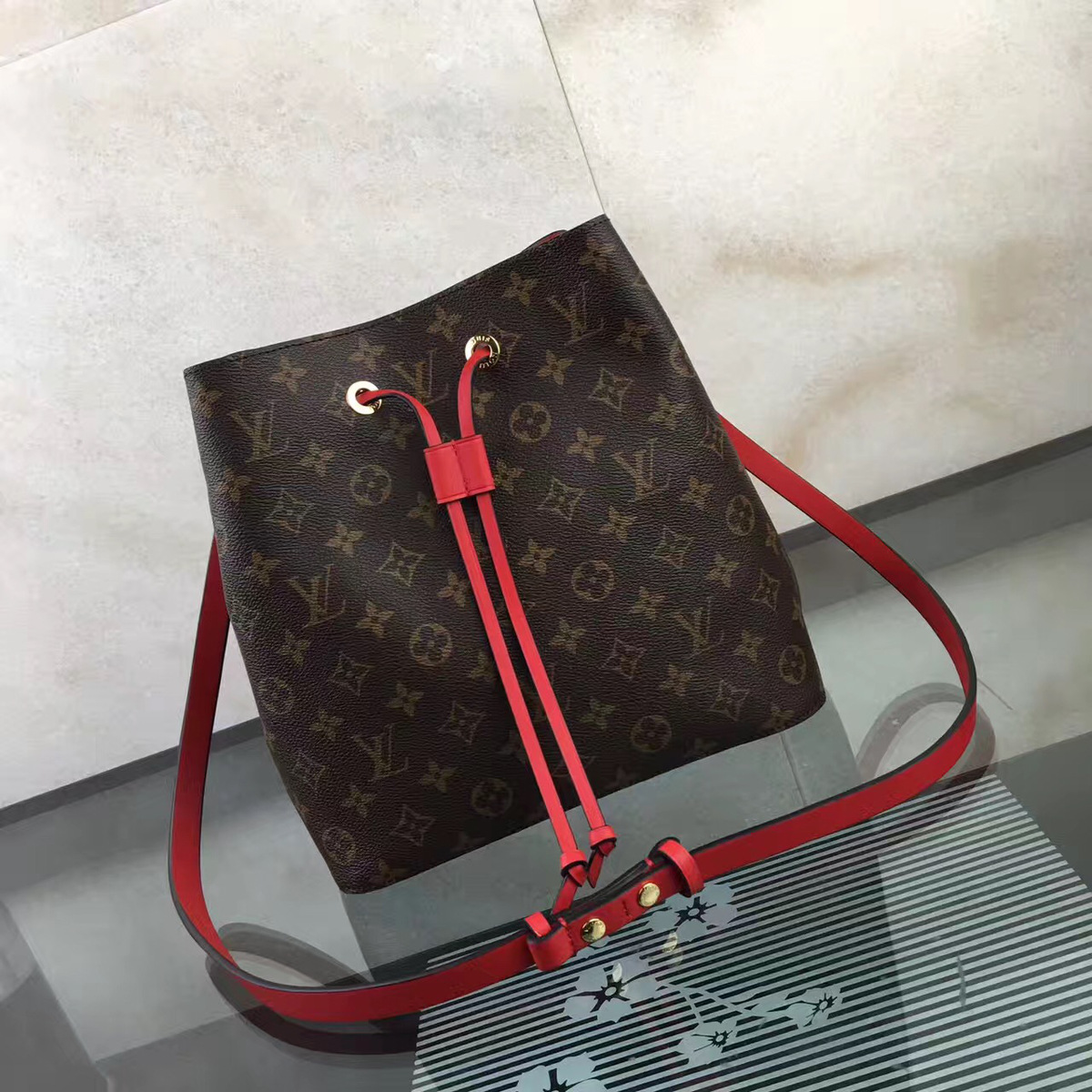 L0vis Vvtt0n Neonoe Monogram Calfskin Bucket Bag Red M44021