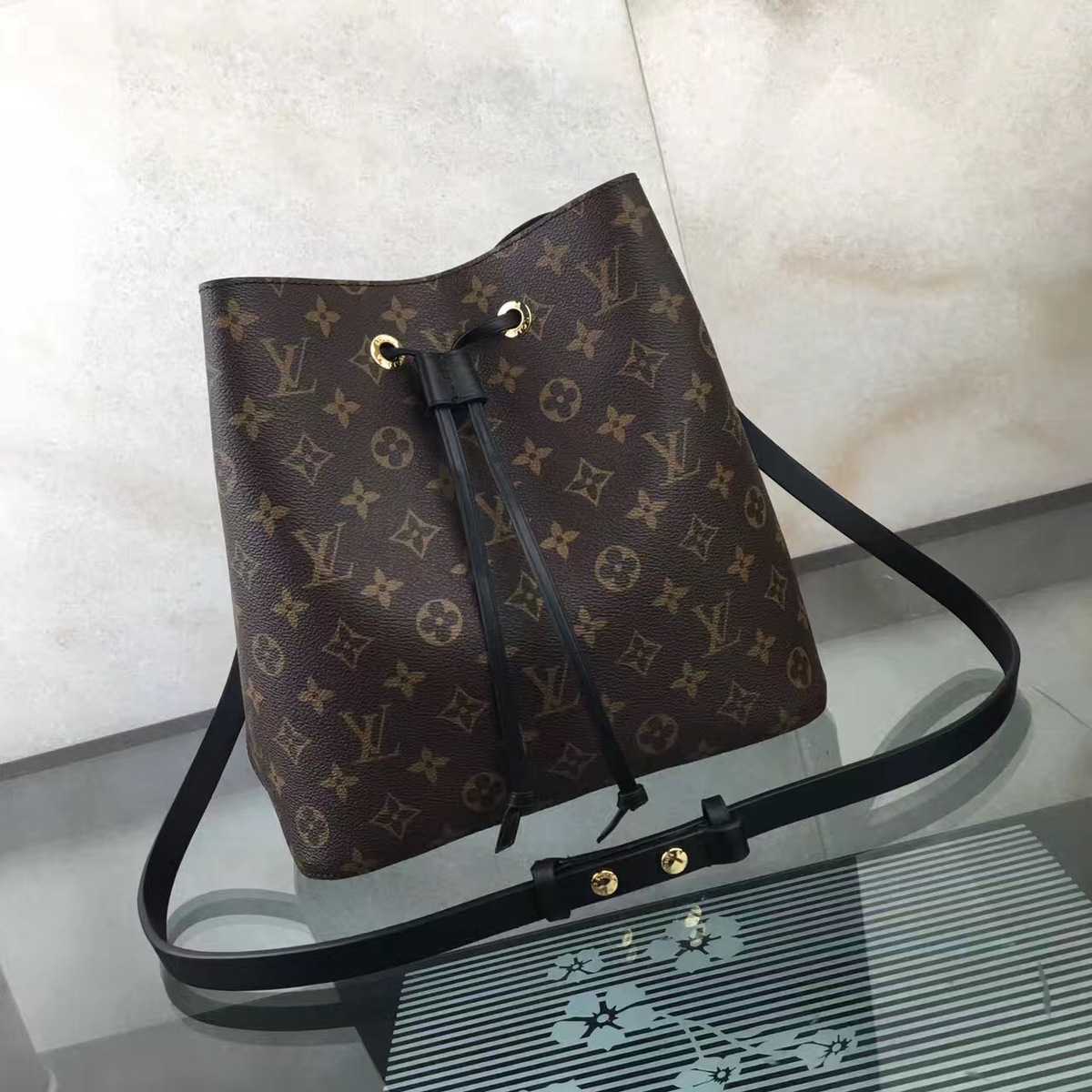 L0vis Vvtt0n Neonoe Monogram Calfskin Bucket Bag Black M44021