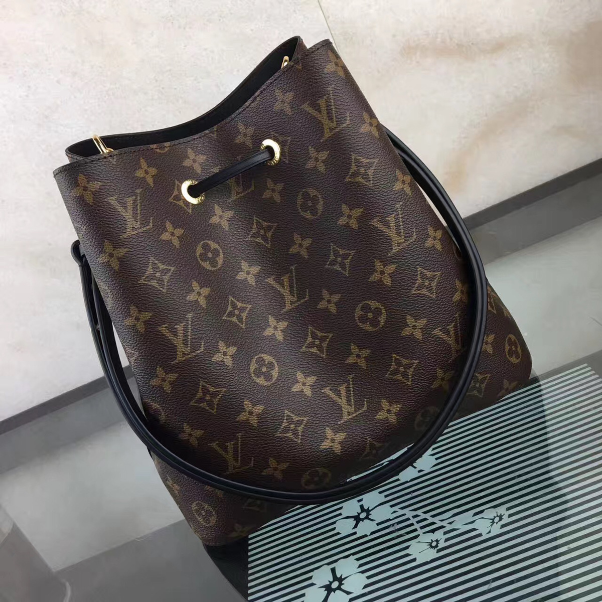 L0vis Vvtt0n Neonoe Monogram Calfskin Bucket Bag Black M44021