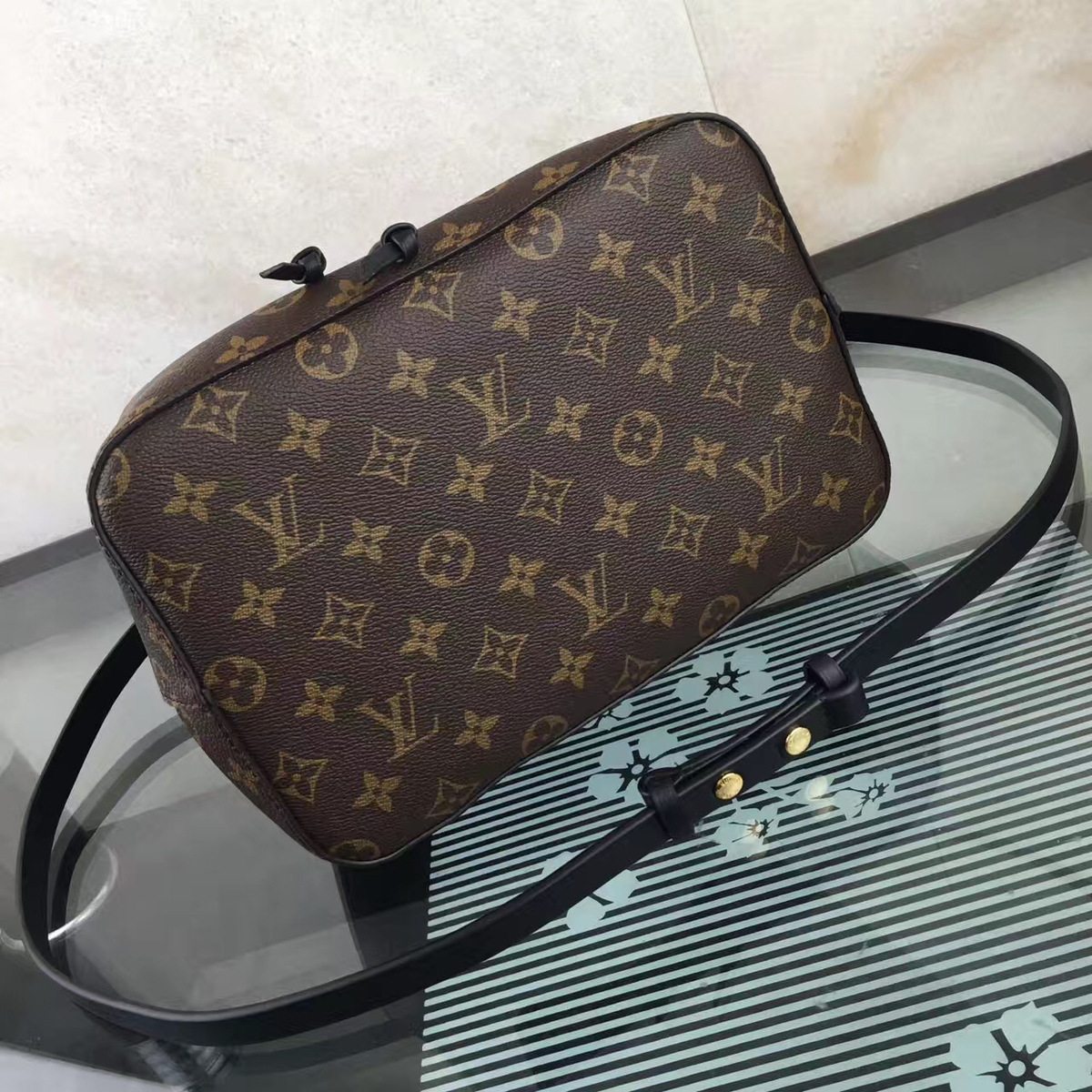 L0vis Vvtt0n Neonoe Monogram Calfskin Bucket Bag Black M44021