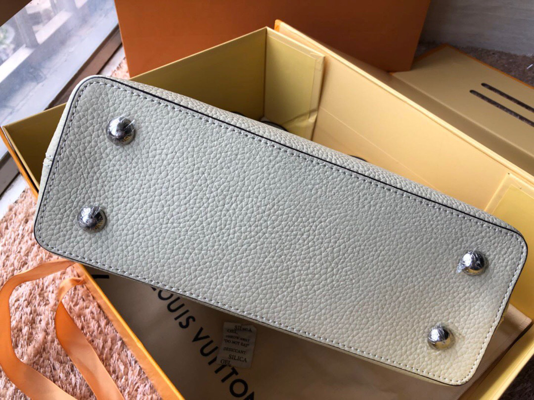 L0vis Vvtt0n Leather Capucines Bag N94519 Beige