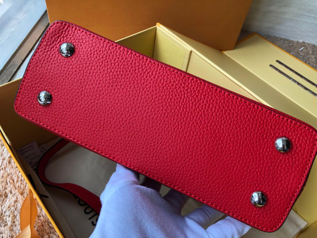 L0vis Vvtt0n Leather Capucines Bag N94519 Red