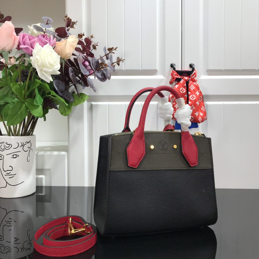 L0vis Vvtt0n 2019SS Mini Calfskin handbag Green with Black