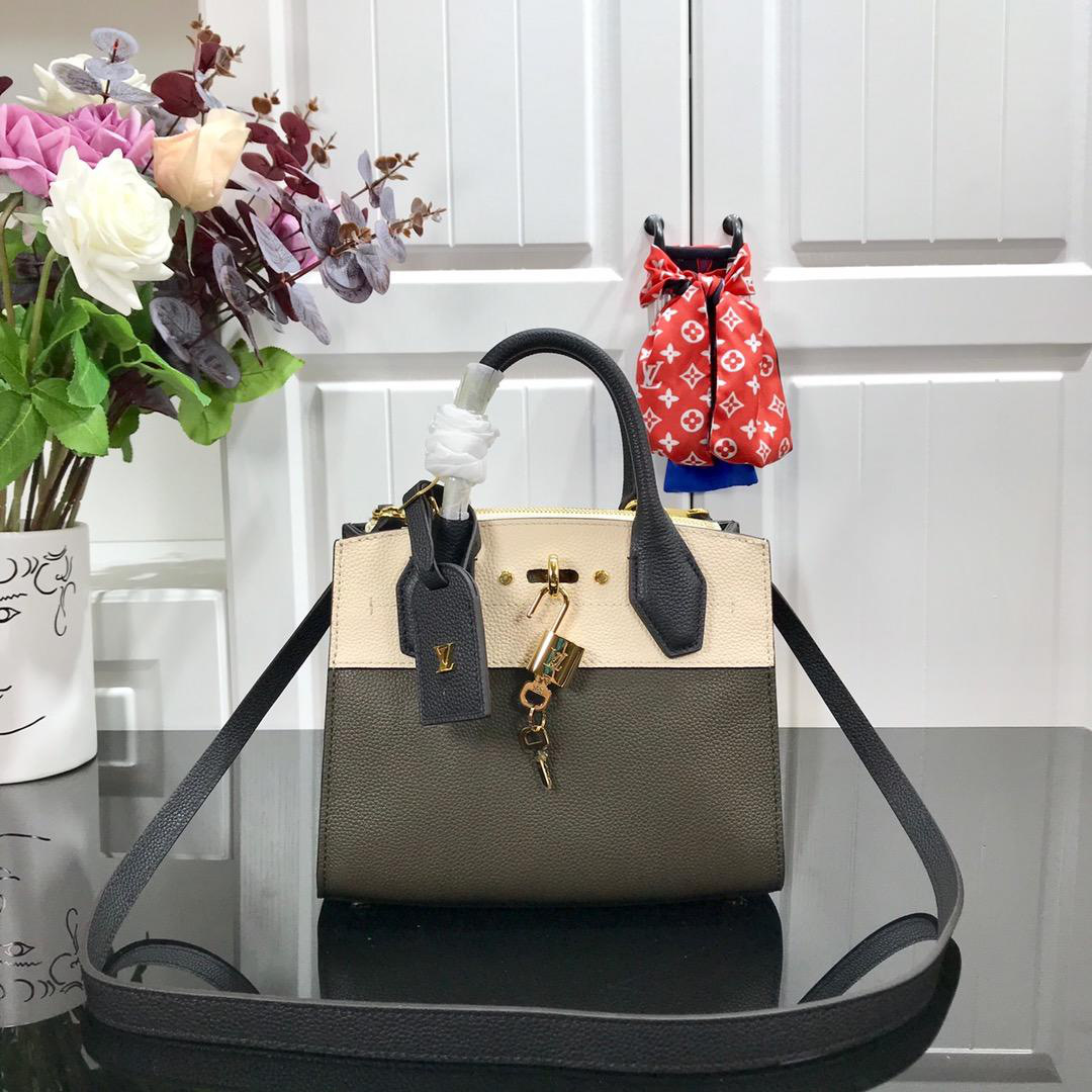 L0vis Vvtt0n 2019SS Mini Calfskin handbag Green