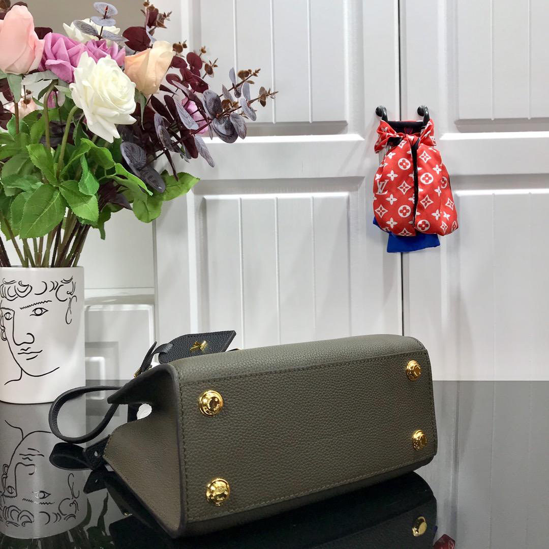 L0vis Vvtt0n 2019SS Mini Calfskin handbag Green