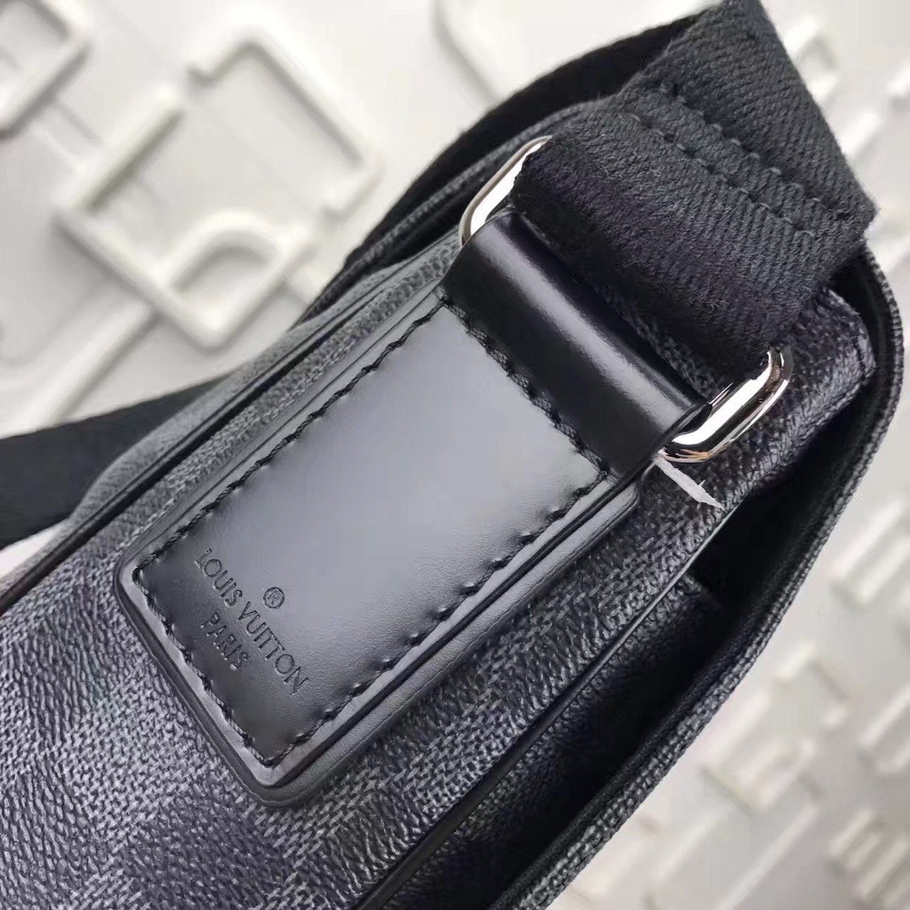 L0vis Vvtt0n Damier District Mm Messenger Bag N41212