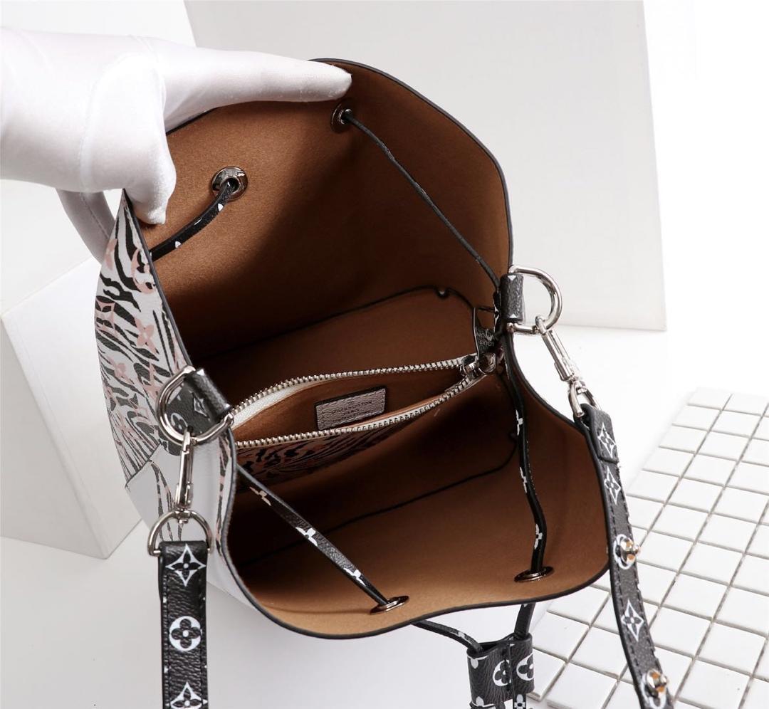 L0vis Vvtt0n NEONOE Bucket Handbag White Bagsaa