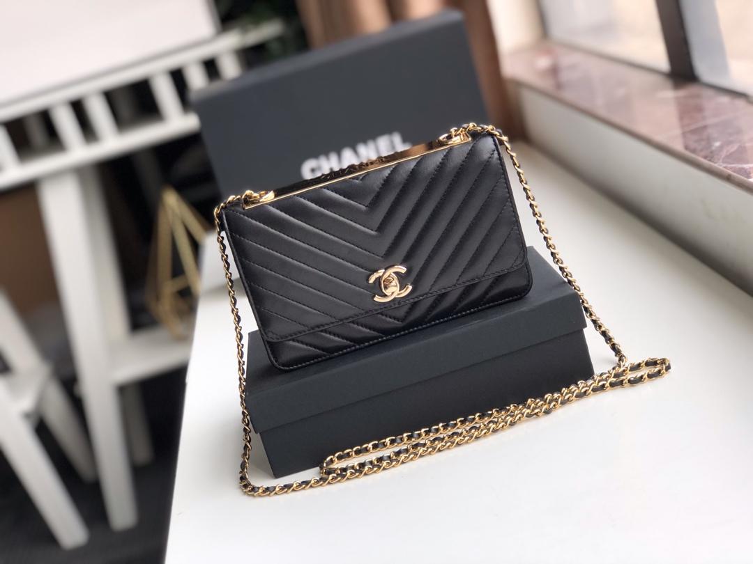 Ch**el Lamb skin V-type chain Bag Balck 