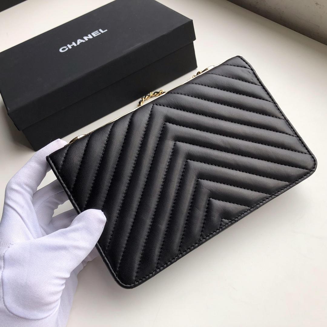 Ch**el Lamb skin V-type chain Bag Balck