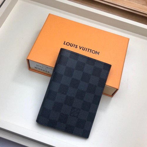 L0vis Vvtt0n Passport Holder 01