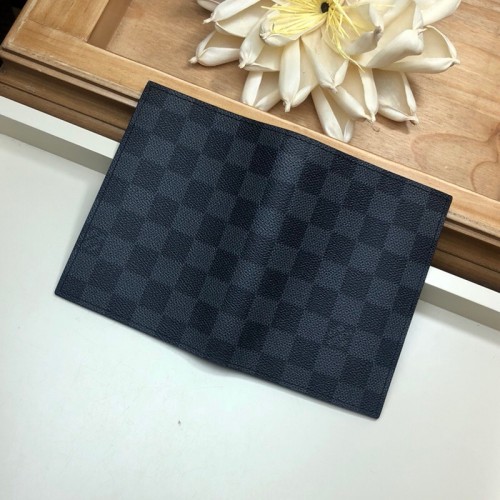 L0vis Vvtt0n Passport Holder 01