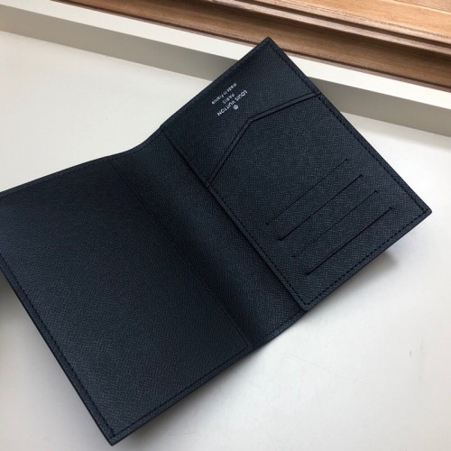 L0vis Vvtt0n Passport Holder 01