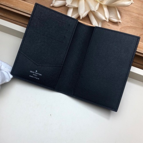 L0vis Vvtt0n Passport Holder 01