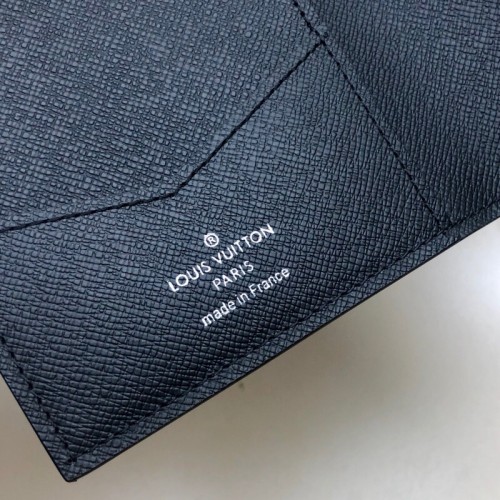 L0vis Vvtt0n Passport Holder 01