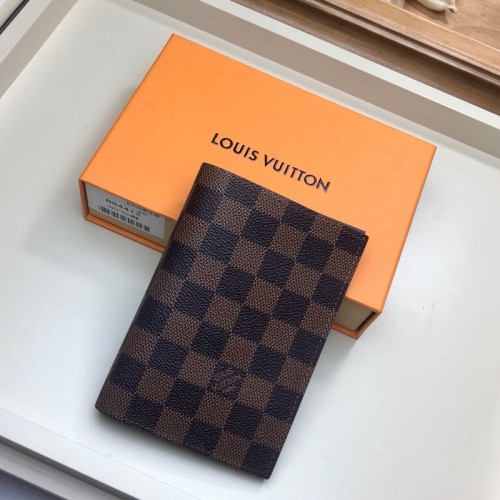 L0vis Vvtt0n Passport Holder