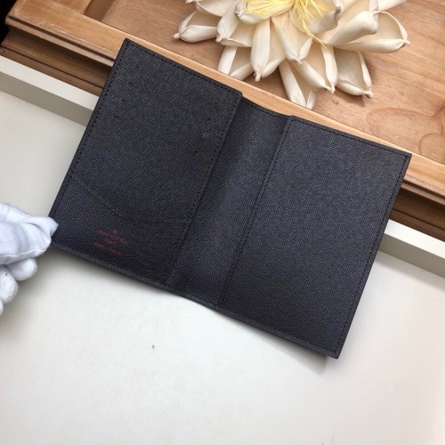 L0vis Vvtt0n Passport Holder