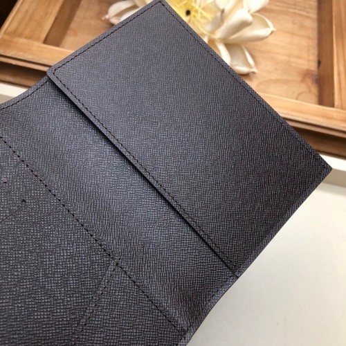 L0vis Vvtt0n Passport Holder