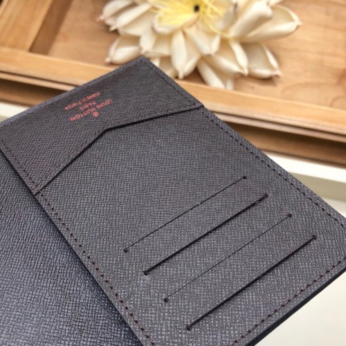 L0vis Vvtt0n Passport Holder