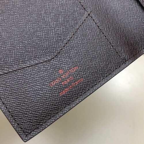 L0vis Vvtt0n Passport Holder