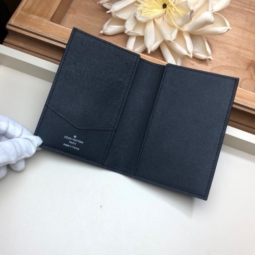 L0vis Vvtt0n Passport Holder wallet