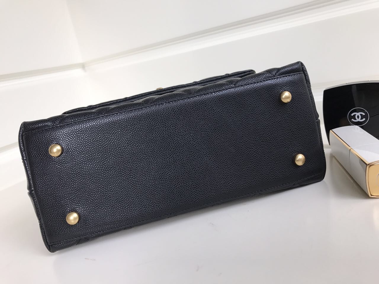 Ch**el Coco Handle Gold Caviar Black 24 cm