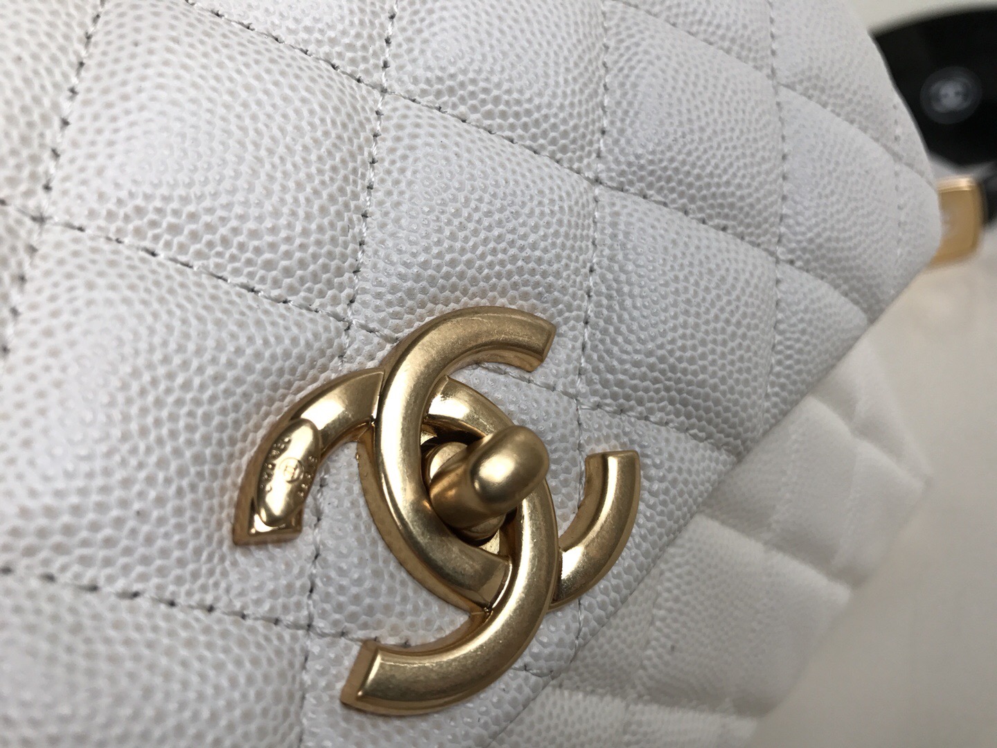 Chenal Coco Handle Gold Caviar White 24 cm