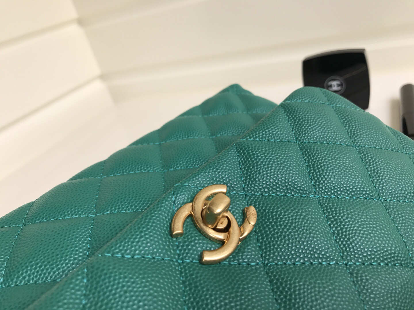 Ch**el Coco Handle Gold Caviar Light Green 24 cm