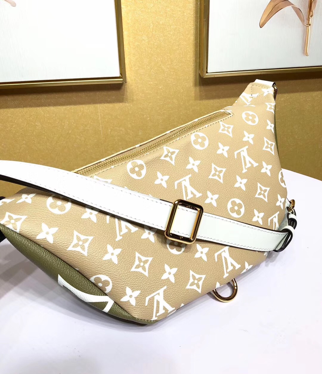 L0vis Vvtt0n Monogram BUMBAG M44611