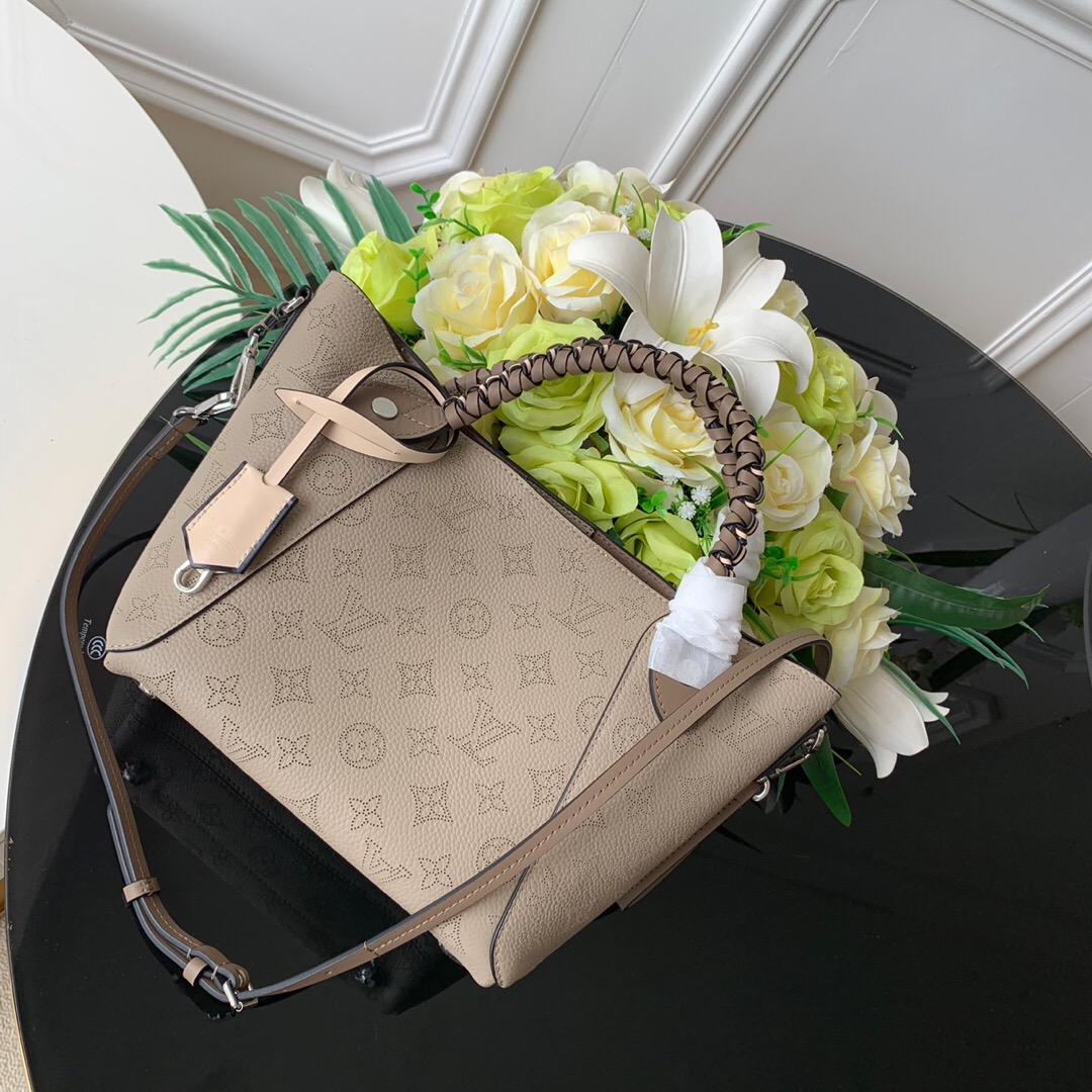 L0vis Vvtt0n Hina PM Mahina Leather handbag M53938
