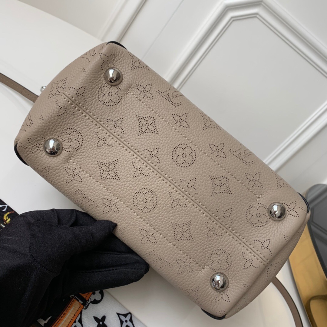 L0vis Vvtt0n Hina PM Mahina Leather handbag M53938
