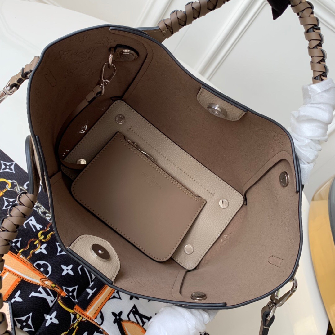 L0vis Vvtt0n Hina PM Mahina Leather handbag M53938