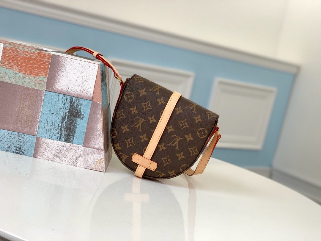 LV M45443 Retro saddle bag