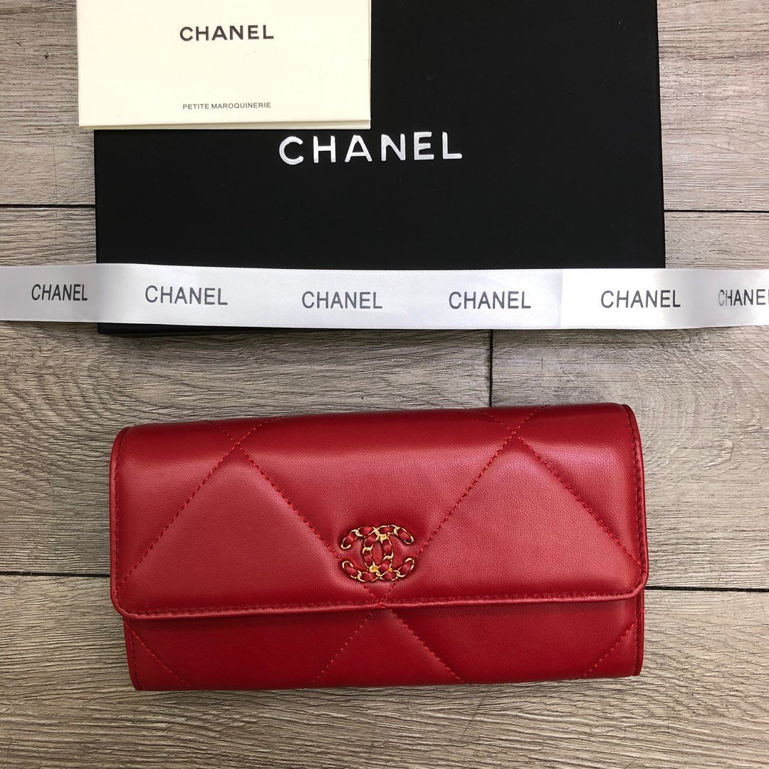 Ch**el Wallet Red
