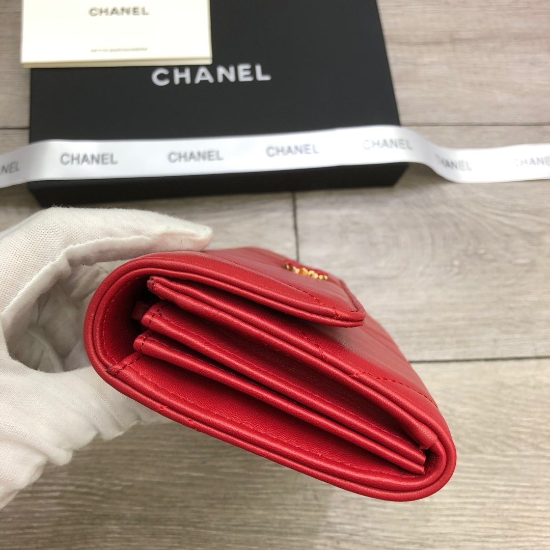 Ch**el Wallet Red