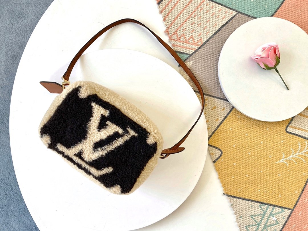L0vis Vvtt0n Beach Pouch Clutch Teddy bag M68599