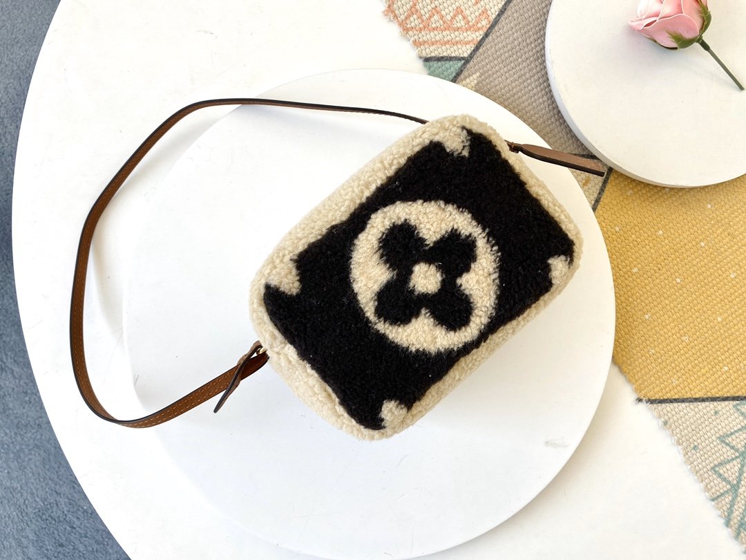 L0vis Vvtt0n Beach Pouch Clutch Teddy bag M68599