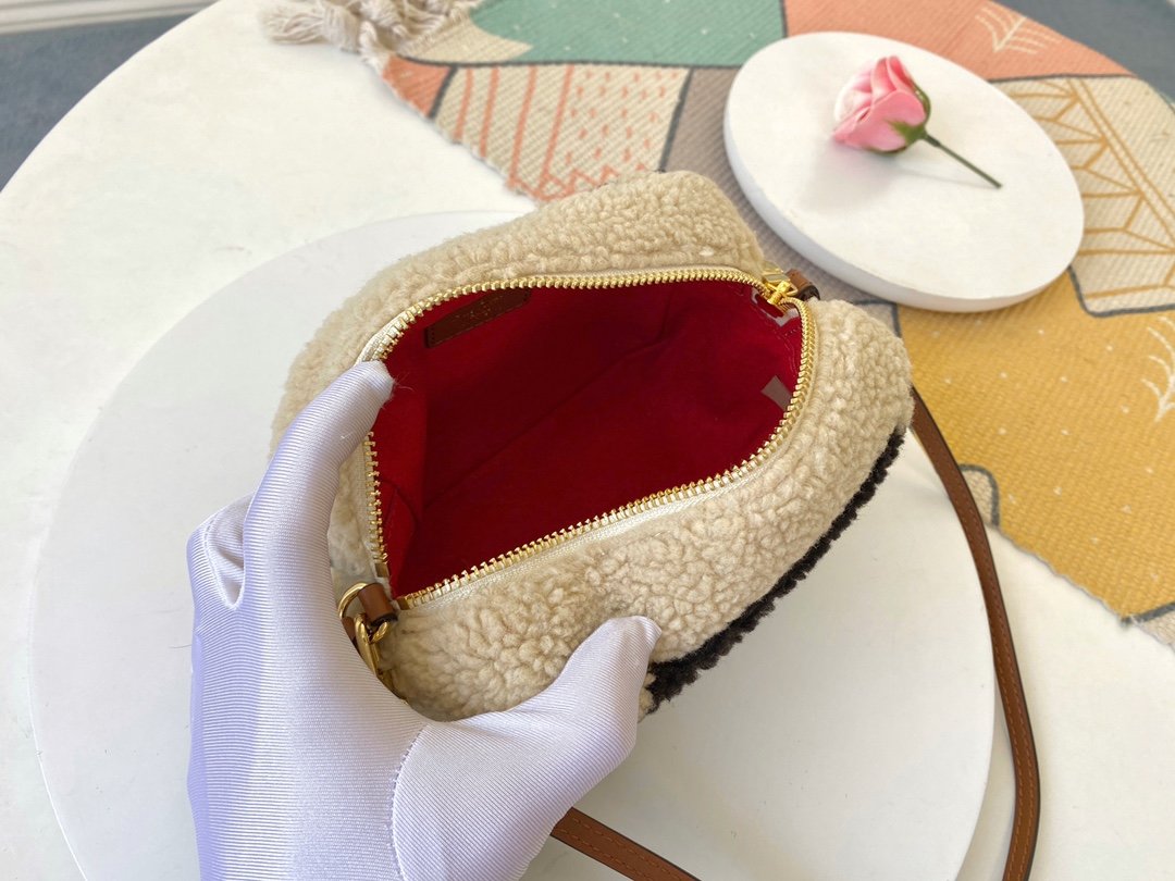L0vis Vvtt0n Beach Pouch Clutch Teddy bag M68599