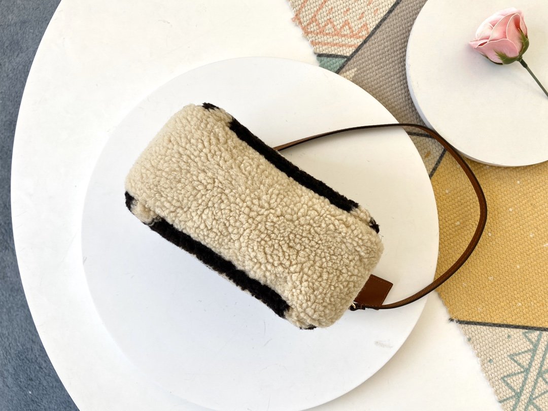 L0vis Vvtt0n Beach Pouch Clutch Teddy bag M68599