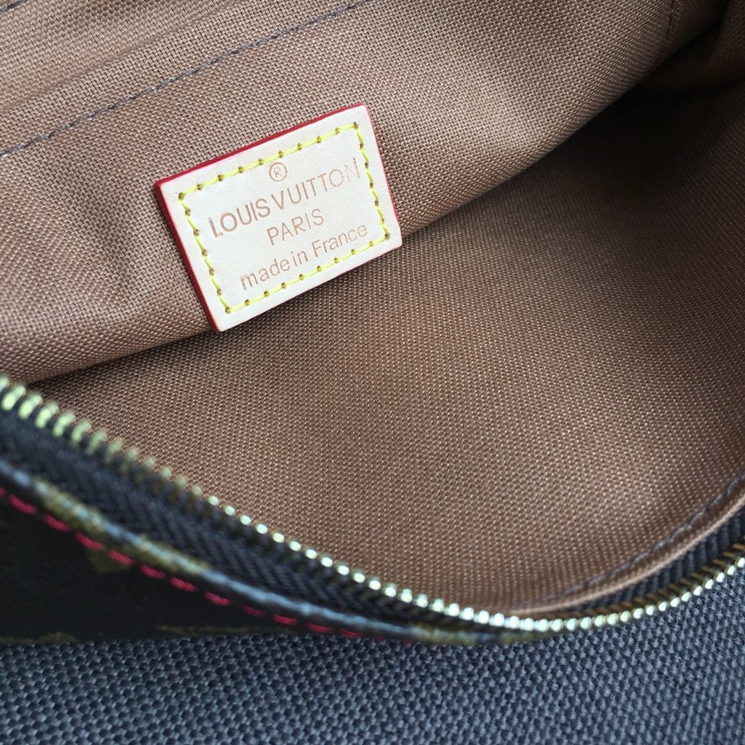 LV POCHETTE ACCESSOIRES MONOGRAM