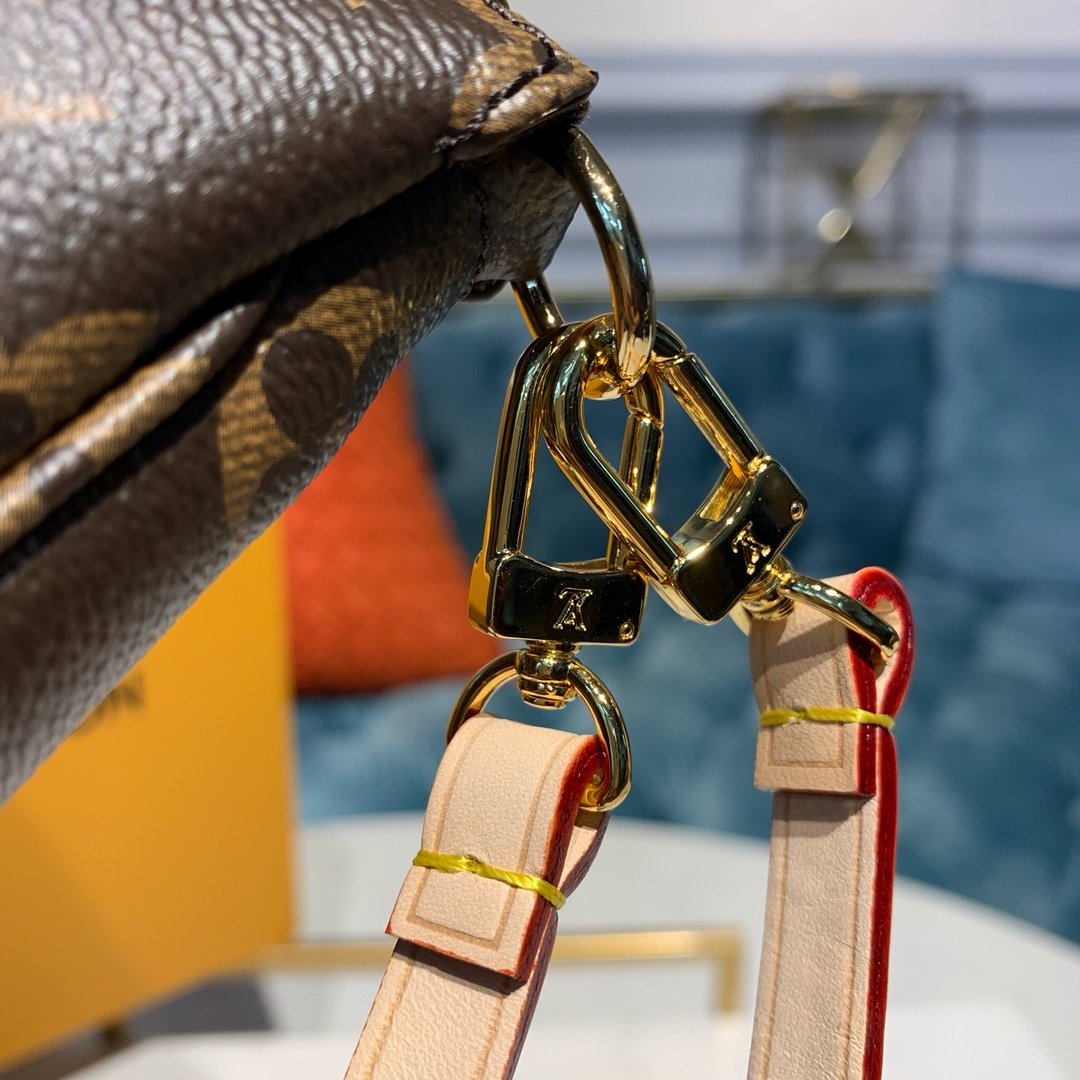 LV POCHETTE ACCESSOIRES 01