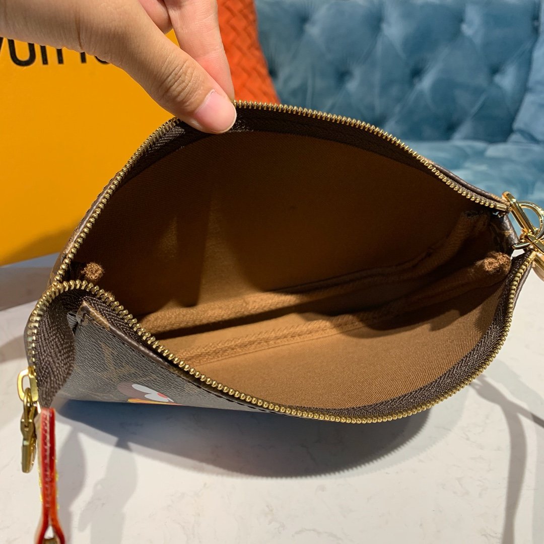 LV POCHETTE ACCESSOIRES 01
