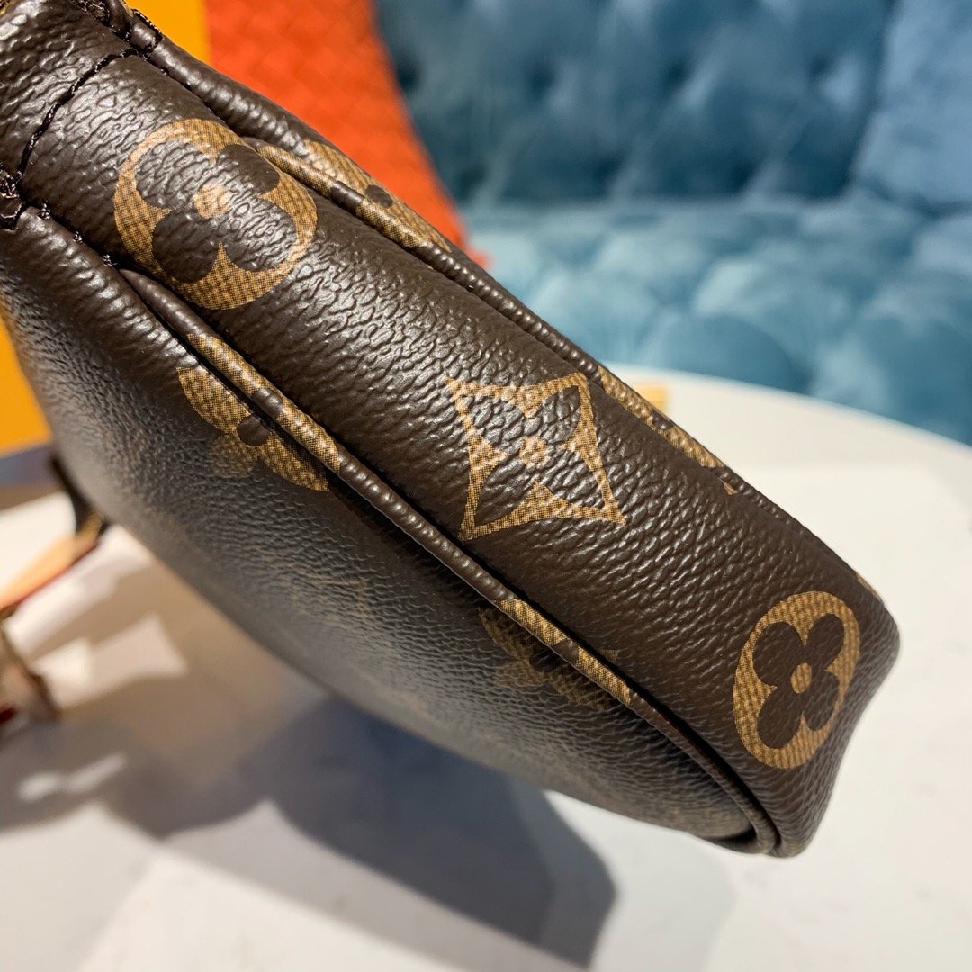 LV POCHETTE ACCESSOIRES 01