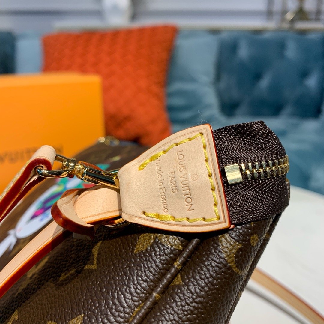 LV POCHETTE ACCESSOIRES 02