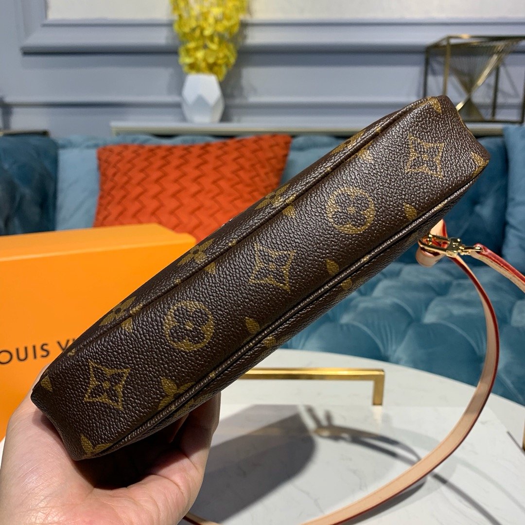 LV POCHETTE ACCESSOIRES 02