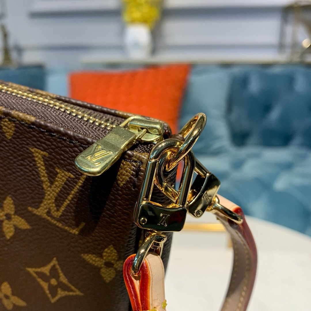 LV POCHETTE ACCESSOIRES 03