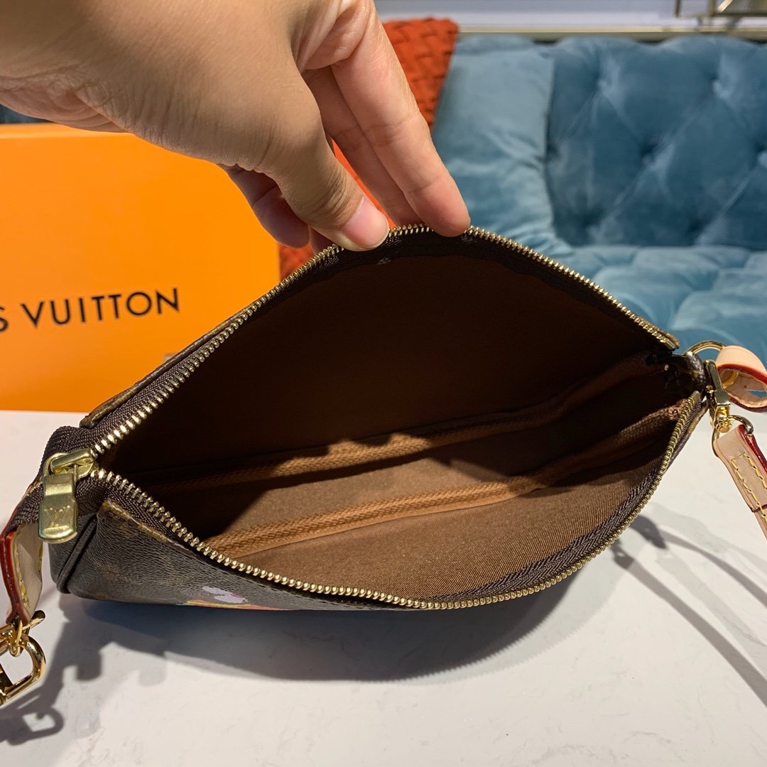 LV POCHETTE ACCESSOIRES 04