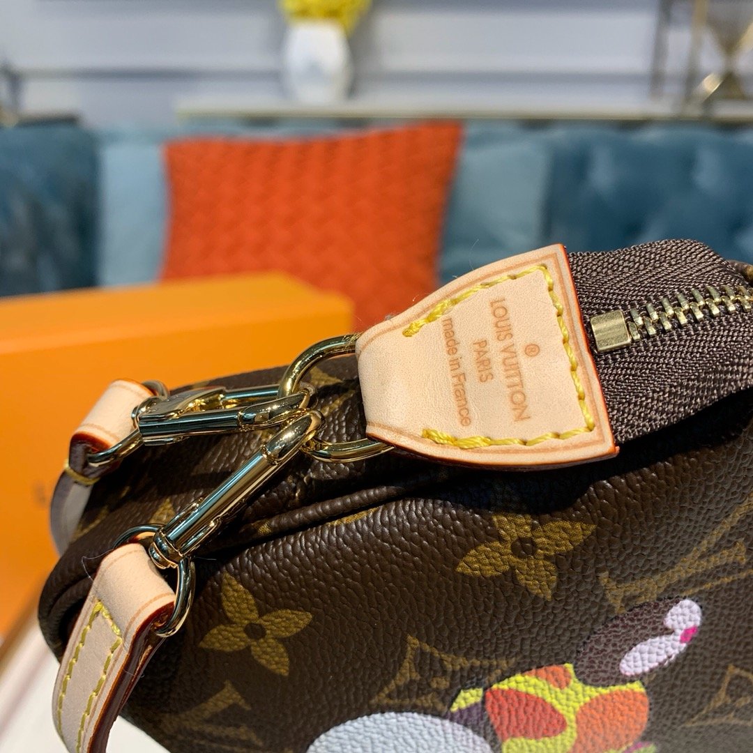 LV POCHETTE ACCESSOIRES 04