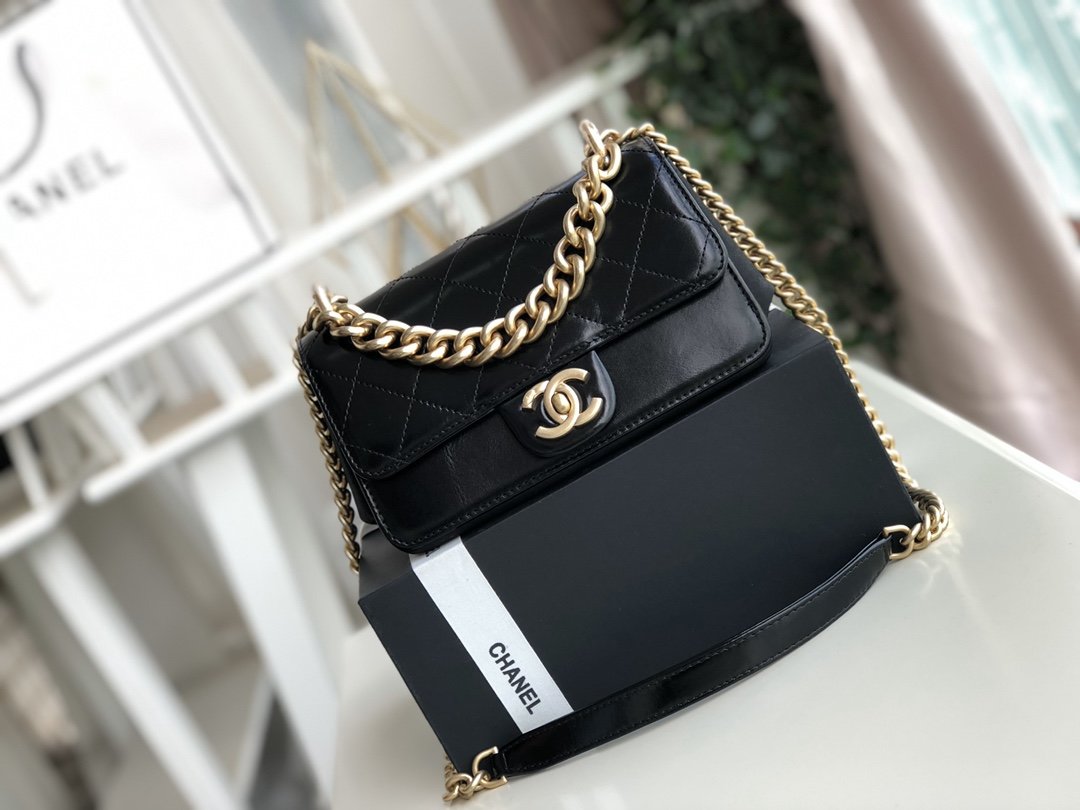 Ch**el flap bag 19cm black