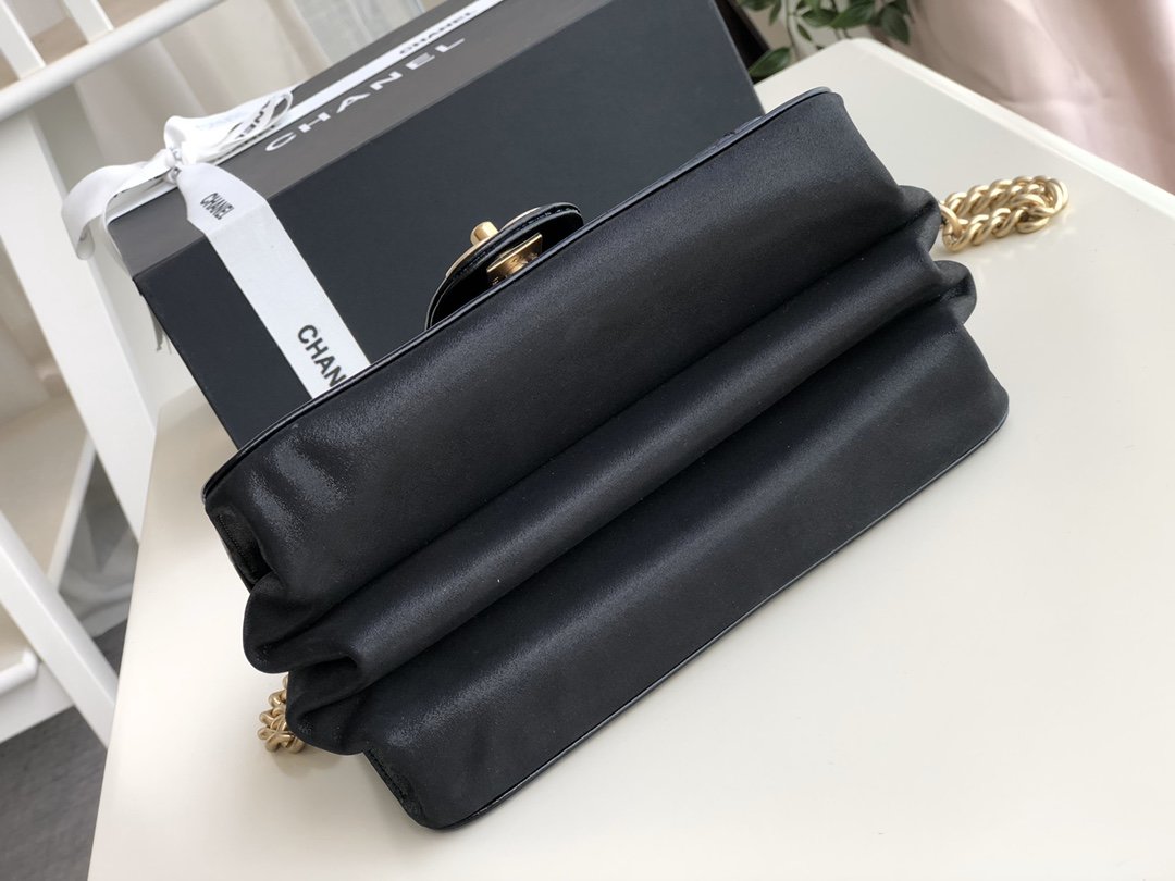 Ch**el flap bag 19cm black