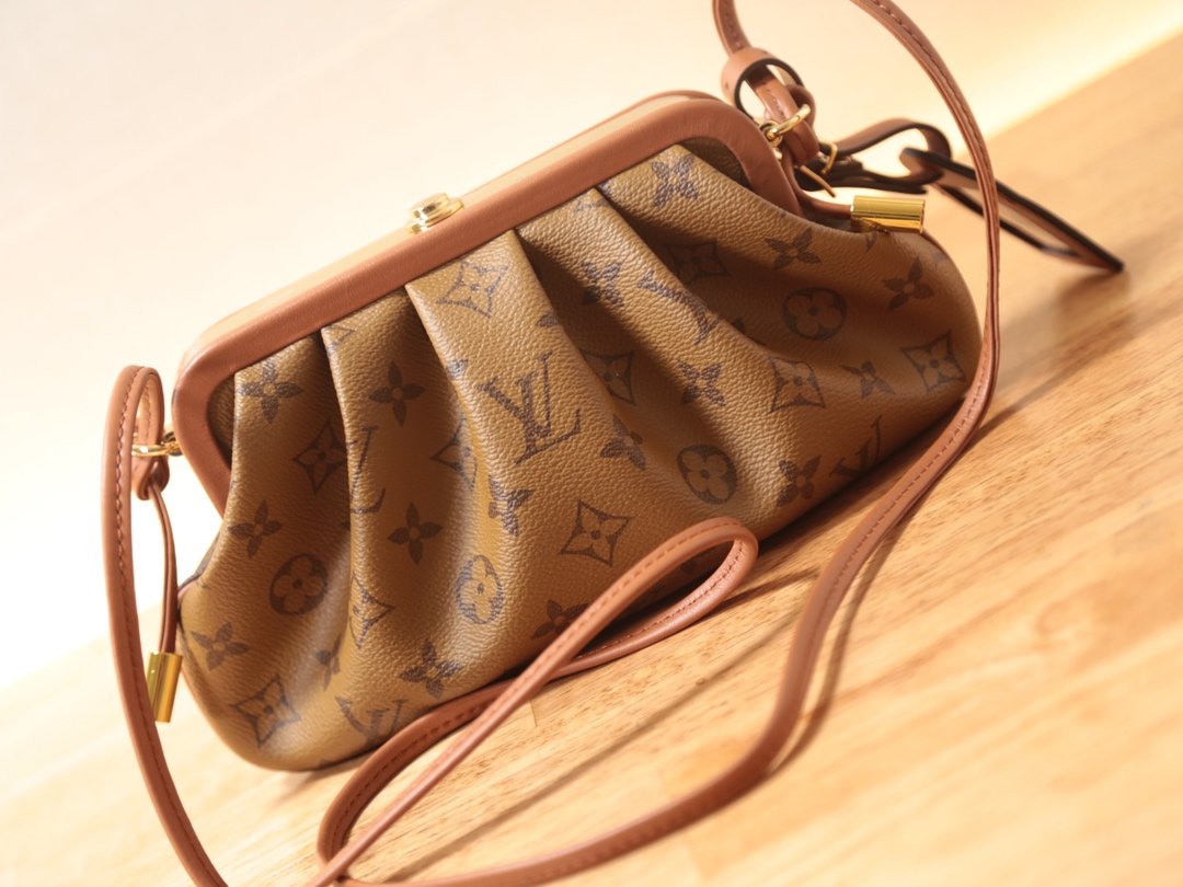 L0vis Vvtt0n Boursicot Clouds Bag